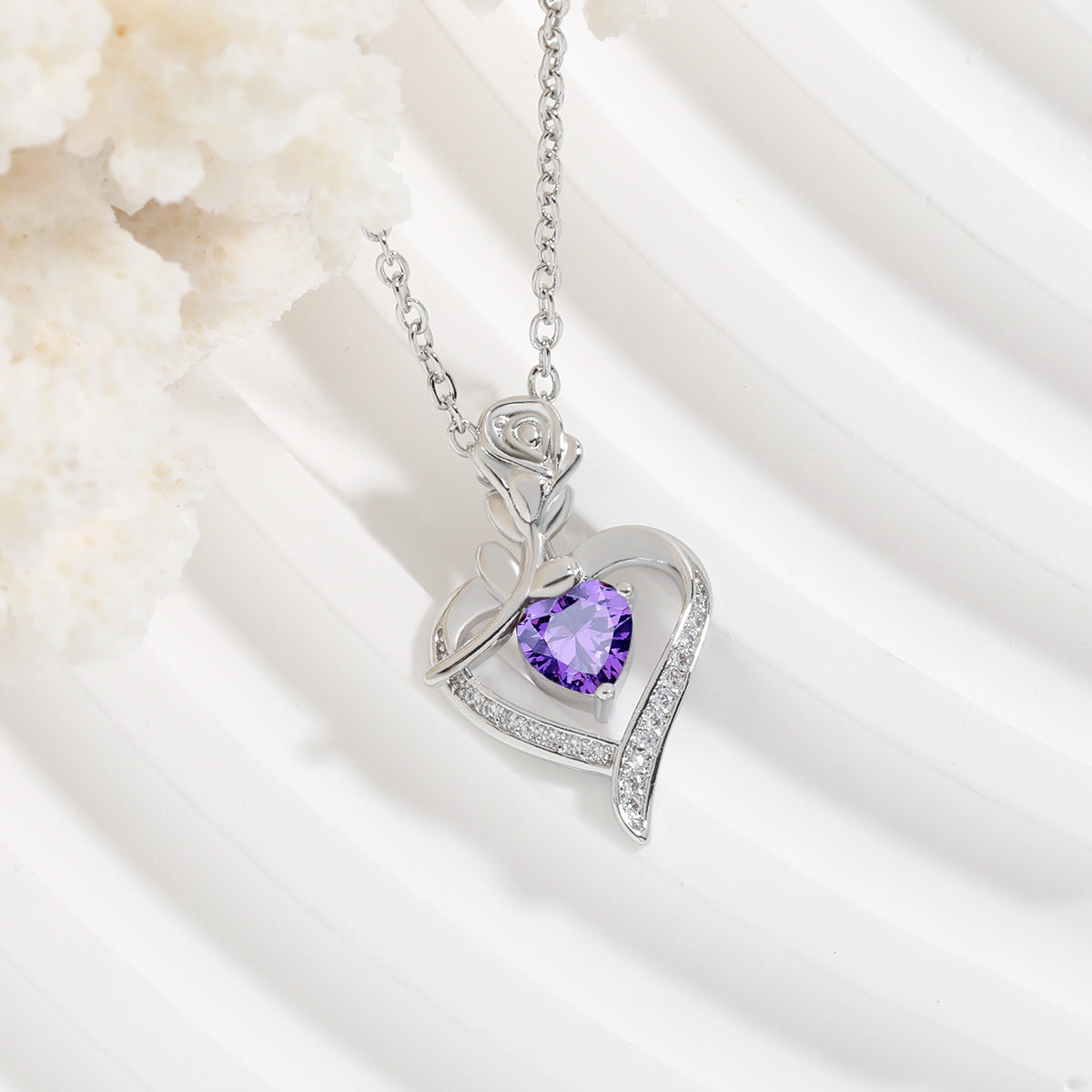 Collier en forme de cœur avec strass, motif fleur éternelle, idéal pour la Saint-Valentin.