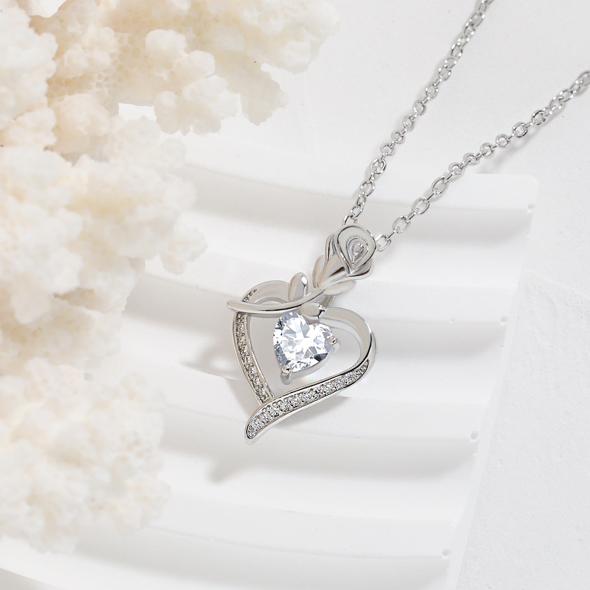 Collier en forme de cœur avec strass, motif fleur éternelle, idéal pour la Saint-Valentin.