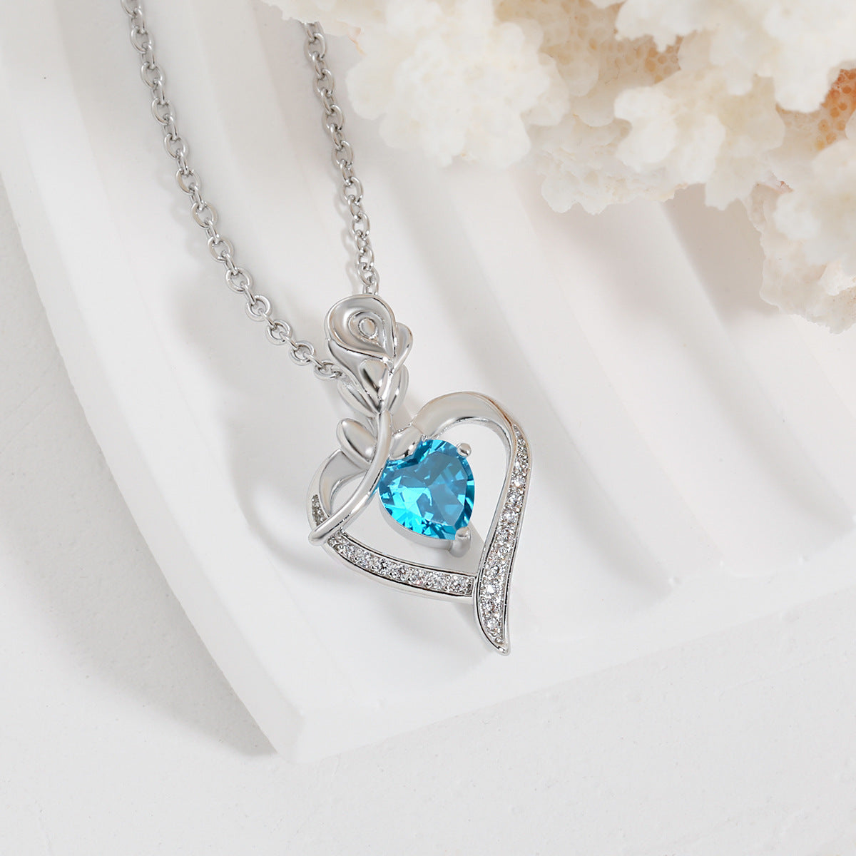 Collier en forme de cœur avec strass, motif fleur éternelle, idéal pour la Saint-Valentin.