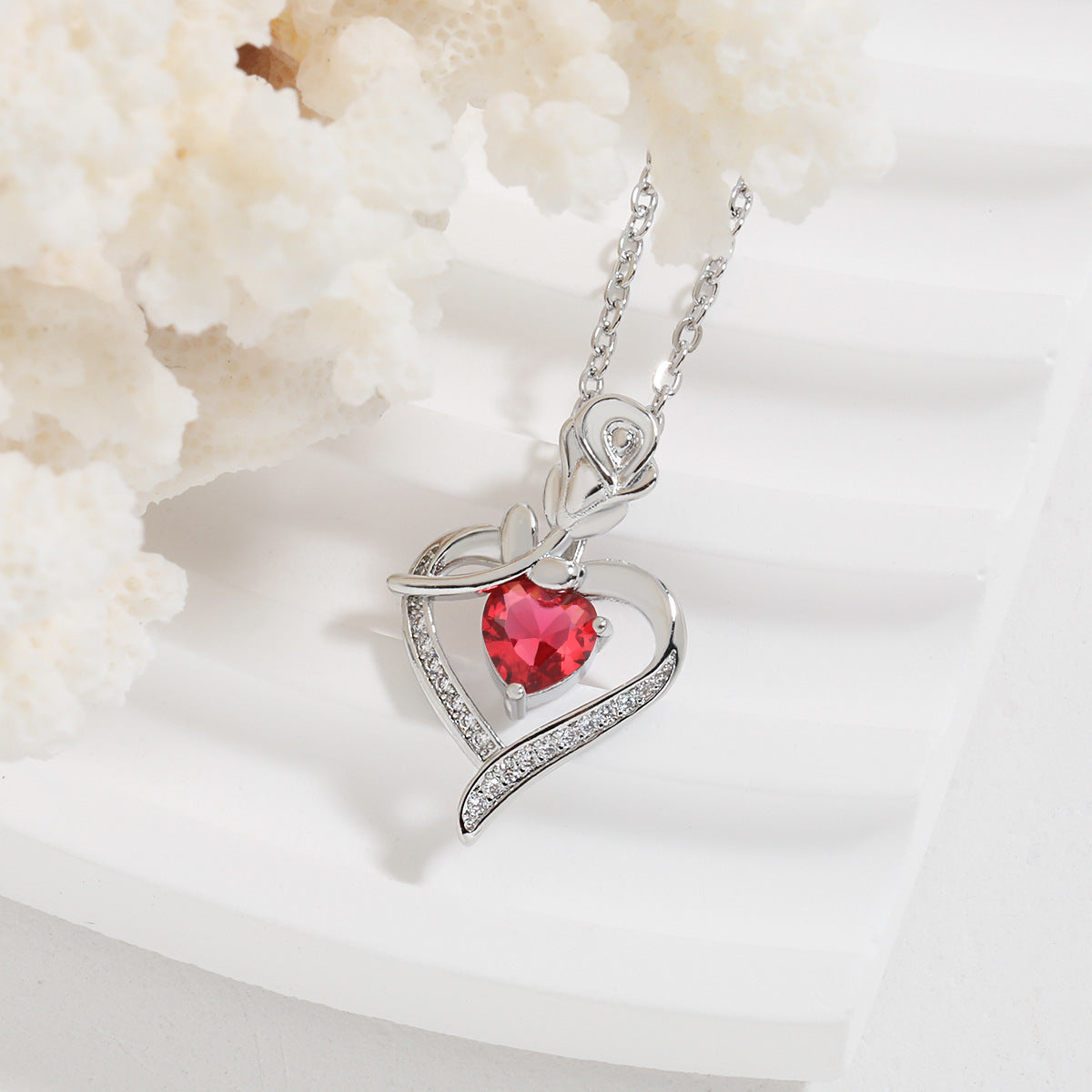 Collier en forme de cœur avec strass, motif fleur éternelle, idéal pour la Saint-Valentin.